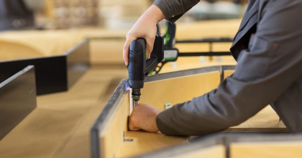 Como Montar Guarda-Roupa em Itaquaquecetuba: 5 Passos e Dicas capa montador de moveis em Itaquaquecetuba